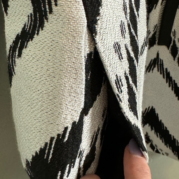 Chico’s Stripe Geometric Coat Black & White 0 - Picture 5 of 9